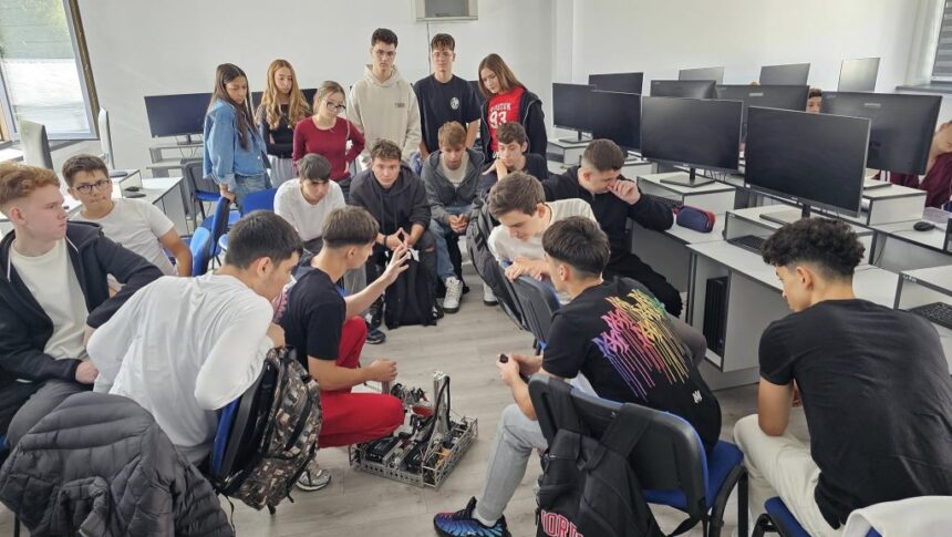 Liceul Teoretic Nicolae Bălcescu din Medgidia intră în era digitală cu un nou Club de Robotică 1 foto liceul teoretic nicolae balcescu din medgidia intra in era digitala cu un nou club de robotica 6901228b57e2d