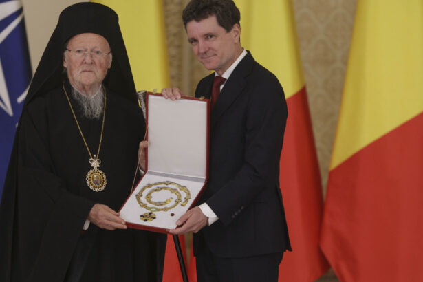 foto nicusor dan a semnat decretele pentru decorarea lui bartolomeu i al constantinopolului si a patriarhiei romane 68ffba1123988