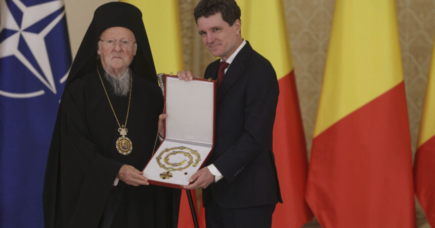 Nicușor Dan a semnat decretele pentru decorarea lui Bartolomeu I al Constantinopolului și a Patriarhiei Române. 1 foto nicusor dan a semnat decretele pentru decorarea lui bartolomeu i al constantinopolului si a patriarhiei romane 68ffba1123988