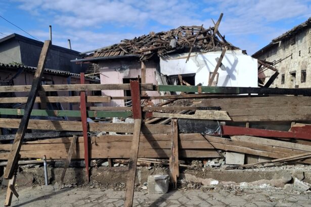 foto o familie din medgidia lasata fara casa in prag de iarna un incendiu devastator le a mistuit locuinta proprietarii au suferit arsuri orice ajutor conteaza 68ee39541f020