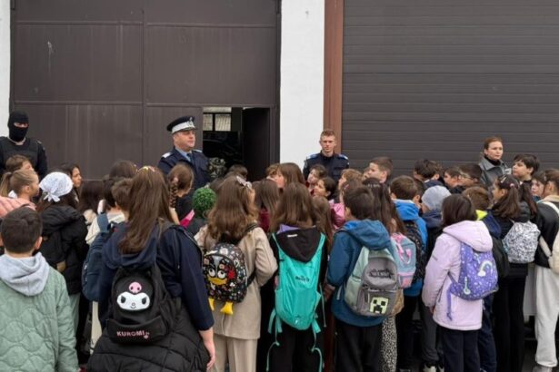 foto peste o suta de elevi din constanta au trait o zi de aventura si educatie la inspectoratul de jandarmi 68f8f65187072