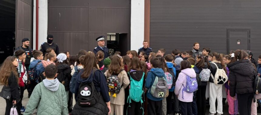 foto peste o suta de elevi din constanta au trait o zi de aventura si educatie la inspectoratul de jandarmi 68f8f65187072