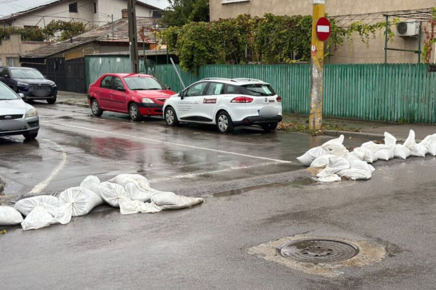 foto primaria constanta sacii de nisip montati pentru protectia impotriva inundatiilor nu trebuie deteriorati 68e4e2b5efe37