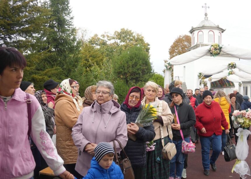 foto sarbatoare duhovniceasca cumpana a sarbatorit hramul bisericii sfanta cuvioasa parascheva 68ee4aaebc0c2