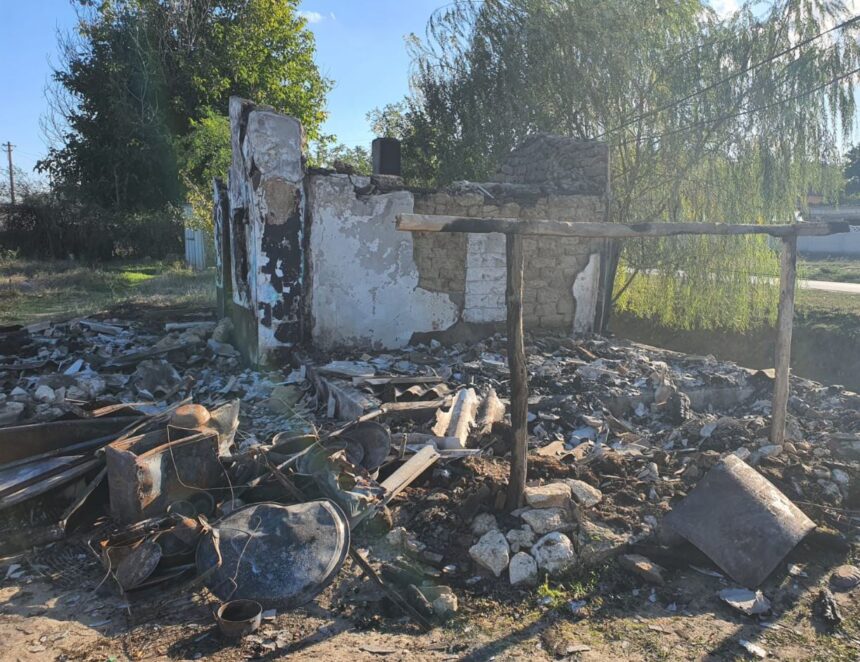 foto si tu poti face o fapta buna o bunica si cei doi nepoti ai sai din baneasa locuiesc intr un adapost improvizat dupa ce casa le a fost mistuita de flacari 68dd5905ba647