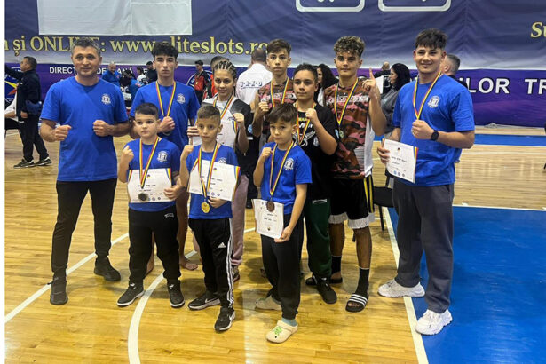 foto sportivii cs medgidia pe podiumul cupei campionilor de kickboxing de la pitesti iata rezultatele obtinute 68ff834534794