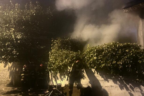 foto video incendiu violent in tulcea cu degajari intense de fum pompierii intervin cu trei autospeciale de stingere si smurd ul 68ea8b0c51069