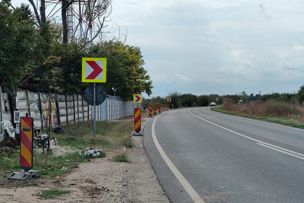 foto video la 2 mai au inceput lucrarile de amenajare a drumului ce va uni trotuarul statiunii de pista de biciclete din vama veche 68de725818f2c