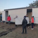 foto video solidaritate exemplara la baneasa o familie ramasa fara locuinta in urma unui incendiu a primit un container nou datorita oamenilor cu suflet mare 68eb7a1d50add