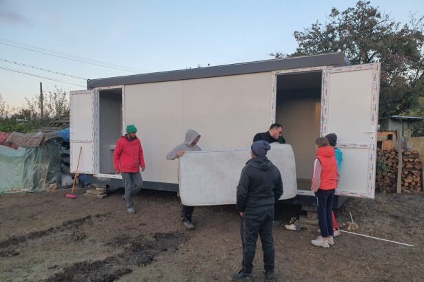 foto video solidaritate exemplara la baneasa o familie ramasa fara locuinta in urma unui incendiu a primit un container nou datorita oamenilor cu suflet mare 68eb7a1d50add