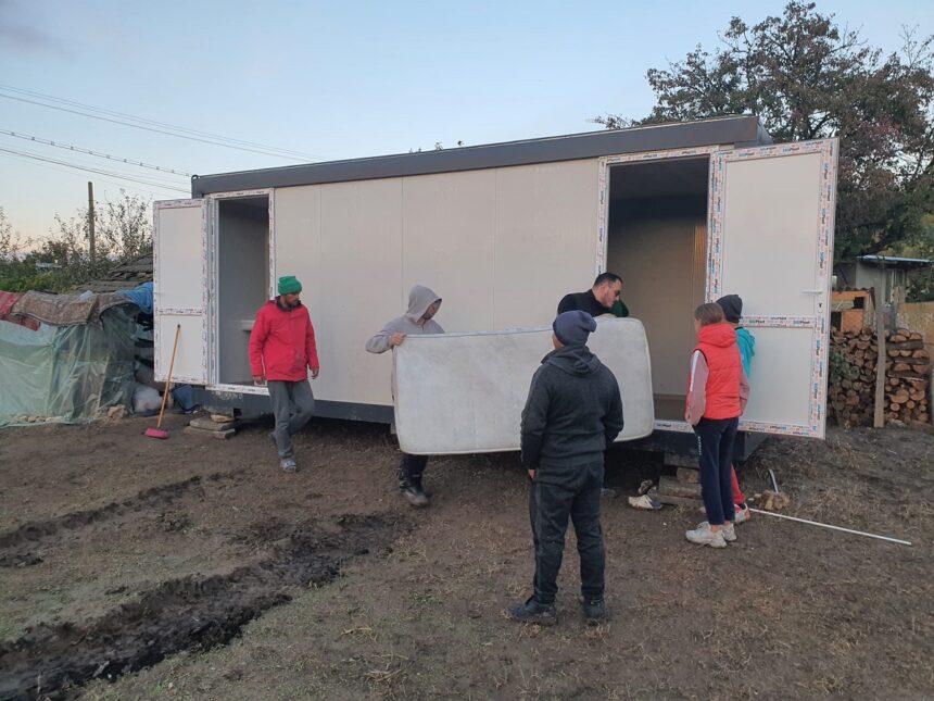 foto video solidaritate exemplara la baneasa o familie ramasa fara locuinta in urma unui incendiu a primit un container nou datorita oamenilor cu suflet mare 68eb7a1d50add