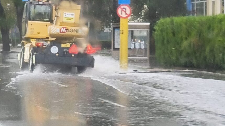galerie fotovideo haos in constanta masini luate de viitura copaci prabusiti si inundatii situatia actualizata din oras si judet 68e6098c57d9d