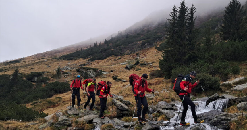 Un bărbat a decedat pe munte, în Făgăraş, după ce a căzut 500 de metri de pe Vârful Lespezi. Recuperarea cadavrului este extrem de dificilă. 1 inca un barbat a murit pe munte in fagaras dupa ce a cazut 500 de metri din varful lespezi recuperarea cadavrului foarte dificila 68fe302deb295