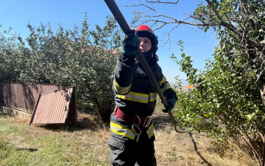 incendiu in satul nou o magazie in care se afla doua butelii cuprinsa de flacari 68e130c558296