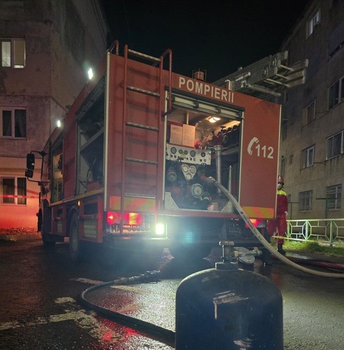 incendiu puternic la un apartament din constanta un barbat resuscitat si transportat la spital 12 persoane s au autoevacuat 68e88d24d9fb9