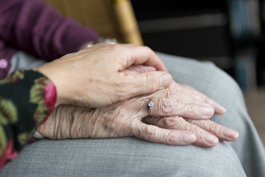 individul care si pedepsea mama sufocand o cu perna a fost condamnat la inchisoare cu executare 68e42b681467e