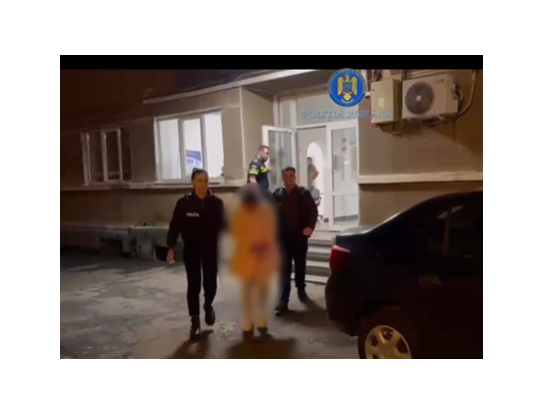 jaf cu violenta intr un mall doua femei au furat haine si le au batut pe angajate ele au fost retinute de politisti 68e2663262c2d