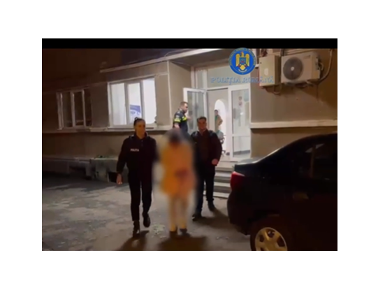 jaf cu violenta intr un mall doua femei au furat haine si le au batut pe angajate ele au fost retinute de politisti 68e2663262c2d