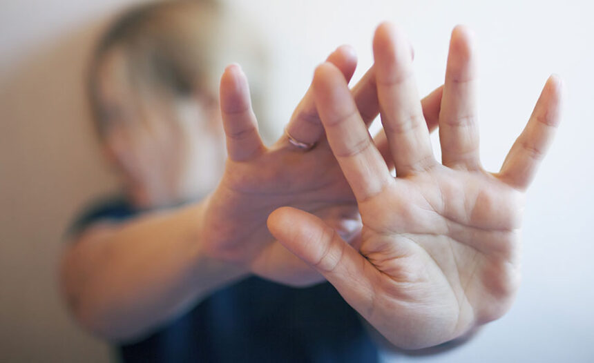 Legea femicidului și realitatea din Constanța: femeie agresată pe stradă de partenerul care nu acceptă despărțirea! 1 legea femicidului si realitatea din constanta femeie lovita cu pumnul in gura pe strada de partenerul care nu accepta despartirea 6903f613845b6