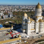 Slujba de sfințire a picturii Catedralei Naționale a început, mii de oameni asistând la inaugurare. 5 live videotext a inceput slujba de sfintire a picturii catedralei nationale mii de oameni au venit pentru a asista la inaugurare 68fdca48f2f1e