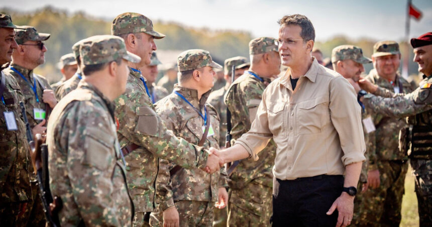 Ministrul Apărării, de ziua Armatei: Continuăm investițiile în echipamente de luptă, infrastructură și instruirea militarilor 1 ministrul apararii de ziua armatei continuam investitiile in tehnica de lupta infrastructura si instruire a militarilor 68fca9f51437b