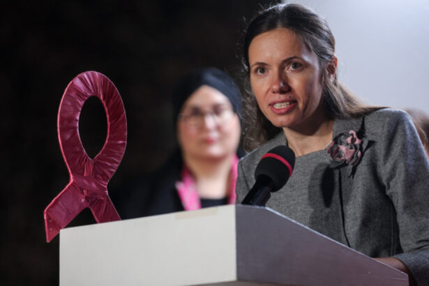 mirabela gradinaru partenera presedintelui a pornit iluminatul roz la palatul cotroceni de ziua luptei impotriva cancerului de san 68dd929cc190a