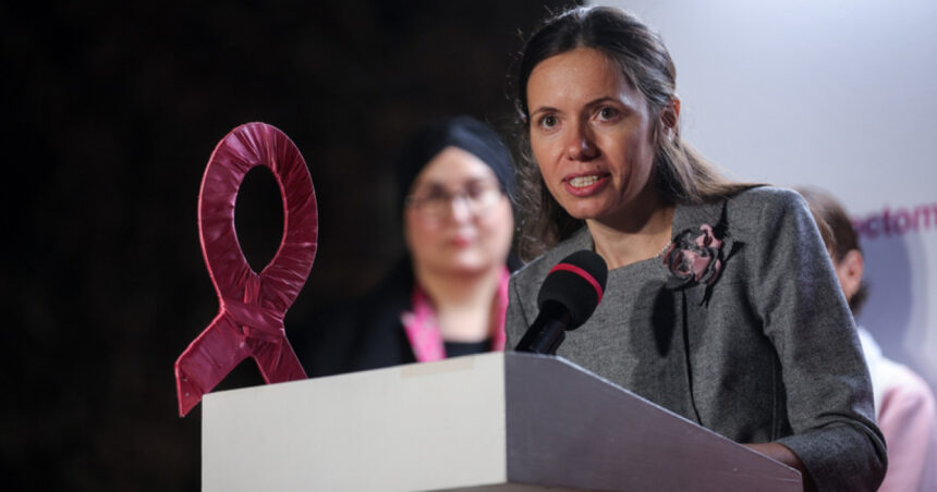 mirabela gradinaru partenera presedintelui a pornit iluminatul roz la palatul cotroceni de ziua luptei impotriva cancerului de san 68dd929cc190a