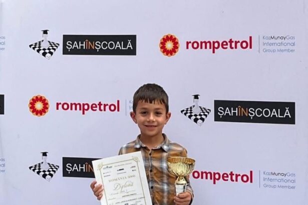 mircea adochiei tanarul sahist din cumpana pe podiumul concursului sah in scoala 68e65ac50b459