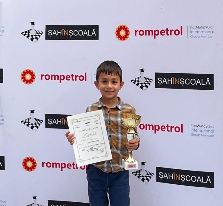mircea adochiei tanarul sahist din cumpana pe podiumul concursului sah in scoala 68e65ac50b459