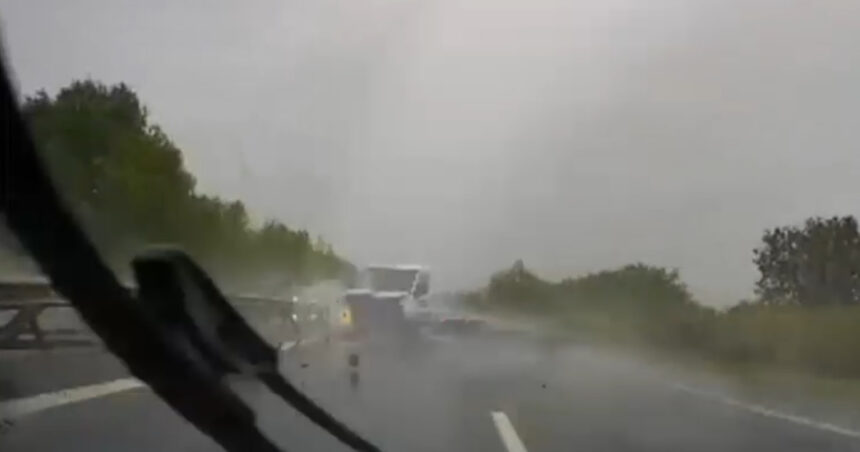 momentul in care soferul unei autoutilitare pierde controlul volanului accident pe a1 surprins cu o camera de bord 68e62bd0c3a7a