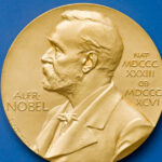 nobel 2025 ondeletele astrofizica si mantia invizibilitatii printre favorite la premiul nobel pentru fizica 68e4bdee99b3a