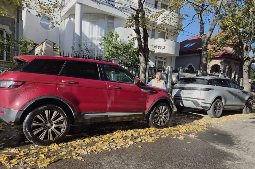 Indiferent de funcție sau avere! Mașinile familiei Bujduveanu sunt curățate cu drag în fața casei 1 nu conteaza functia sau averea masinile familiei bujduveanu sunt lustruite cu drag in fata casei 68fe253757592