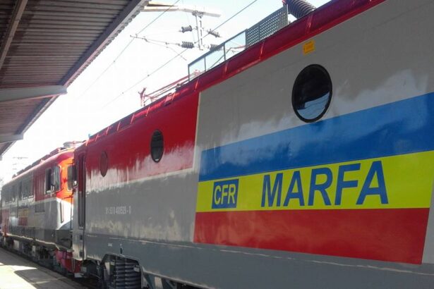 perchezitii cu mascatii la cfr marfa angajati acuzati ca fura motorina si componente de locomotive 68dd2abe49458