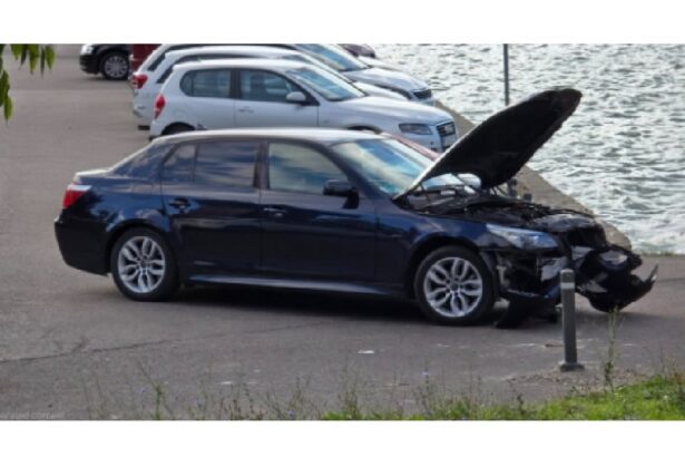 scena zilei in parcare un sofer a urcat cu masina peste un stalpisor la city park mall constanta 68f52175862c8