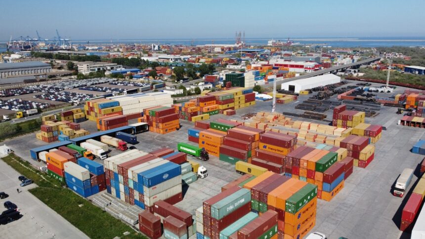 Descoperire surprinzătoare în Portul Agigea! Ce au găsit polițiștii într-un container destinat Moldovei 1 surpriza in portul agigea ce au descoperit politistii intr un container ce trebuia sa ajunga in moldova 690458cc3d917