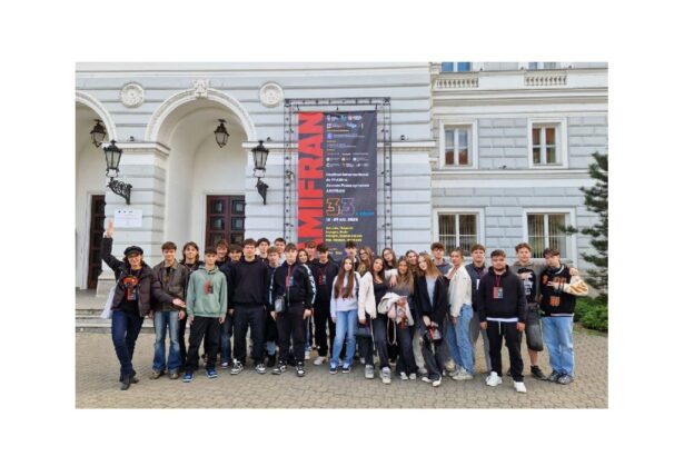 trupa amphitheatre a liceului teoretic ovidius din constanta la festivalul international de teatru tanar francofon amifran 2025 69039e745008c