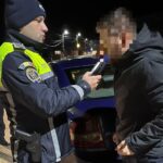 Tulcea: Șofer reținut pentru conducerea unei mașini neînmatriculate, fără permis și cu o alcoolemie uriașă 5 tulcea sofer retinut dupa ce a condus cu o alcoolemie uriasa fara permis si cu masina neinmatriculata 6900b8be0acf1