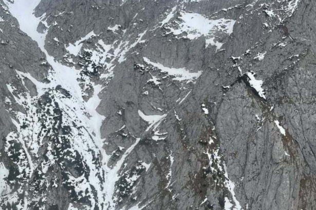 un barbat de 47 de ani a murit in piatra craiului a cazut sute de metri in gol al cincilea caz in ultimele zece zile 69012b33f04f3