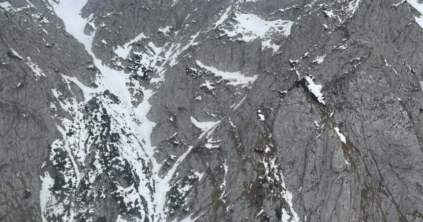 Un bărbat de 47 de ani a decedat în Piatra Craiului după ce a căzut sute de metri în gol. Este al cincilea incident în ultimele zece zile. 1 un barbat de 47 de ani a murit in piatra craiului a cazut sute de metri in gol al cincilea caz in ultimele zece zile 69012b33f04f3