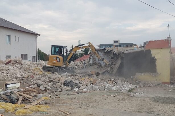 un constantean trebuie sa demoleze o constructie pe care a cumparat o dar pentru care nu are autorizatie 6902c7d3248c4