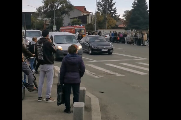 video accident mortal in bucuresti o femeie si copilul ei aflat in carucior au fost loviti de o masina pe trecerea de pietoni mama a murit 68ed1e422bea1