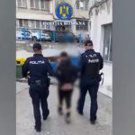 video barbat arestat dupa ce si a lovit prietenul cu un ciocan in cap judecatorii l au trimis dupa gratii pentru 30 de zile 68f9e58437671