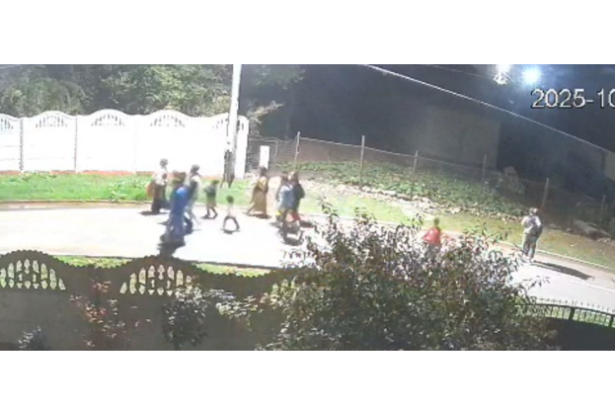 video calvarul trait de o femeie din cumpana terorizata de vecini si de copiii acestora continua ce transmite politia locala 68ed0e56df8e5