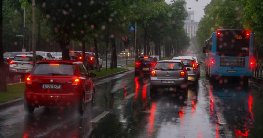 video cod rosu de ploi torentiale autoritatile fac apel la populatie sa stea in casa si sa se pregateasca pentru fenomene extreme 68e52ab562530
