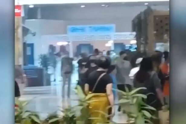 video femei retinute de politie dupa ce au furat haine dintr un magazin din capitala prinse in fapt i au luat la bataie pe angajati 68e287b92f0c6