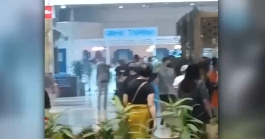 video femei retinute de politie dupa ce au furat haine dintr un magazin din capitala prinse in fapt i au luat la bataie pe angajati 68e287b92f0c6