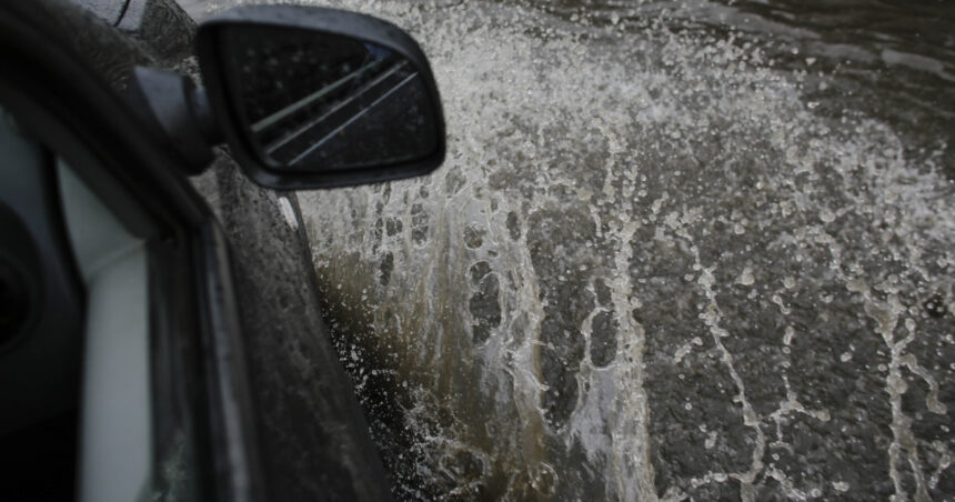 video haos in ilfov inundatii copaci cazuti si masini avariate strazi impracticabile in bragadiru pompierii actioneaza la foc continuu 68e63968e127a