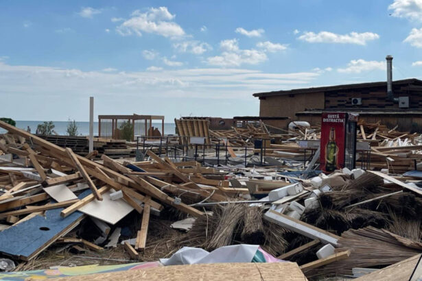 video imagini ca dupa ciclon pe litoral operatorii de plaje au demolat constructiile dupa ce contractele de inchiriere au expirat 68ee7aa99de51