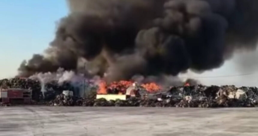 video incendiul din judetul prahova departe de a fi stins flacarile se manifesta pe o suprafata de peste 3 000 de metri patrati 68fb435a32973