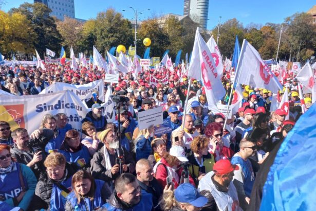 video mii de sindicalisti din constanta participa la protestul de amploare din capitala militarii rezervisti cer drepturi egale si respectarea legii 6901fc1544ed0